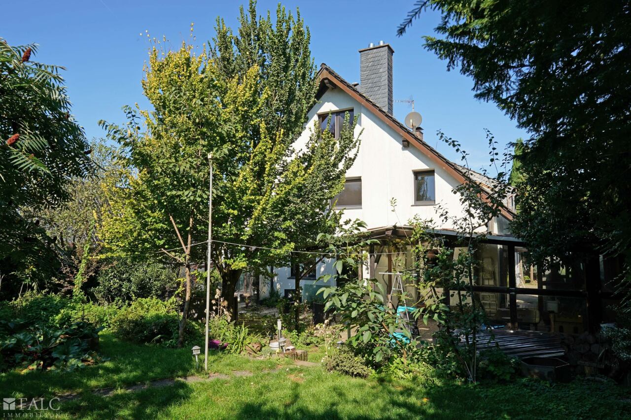 Garten mit Hausrückseite Garten mit Hausrückseite