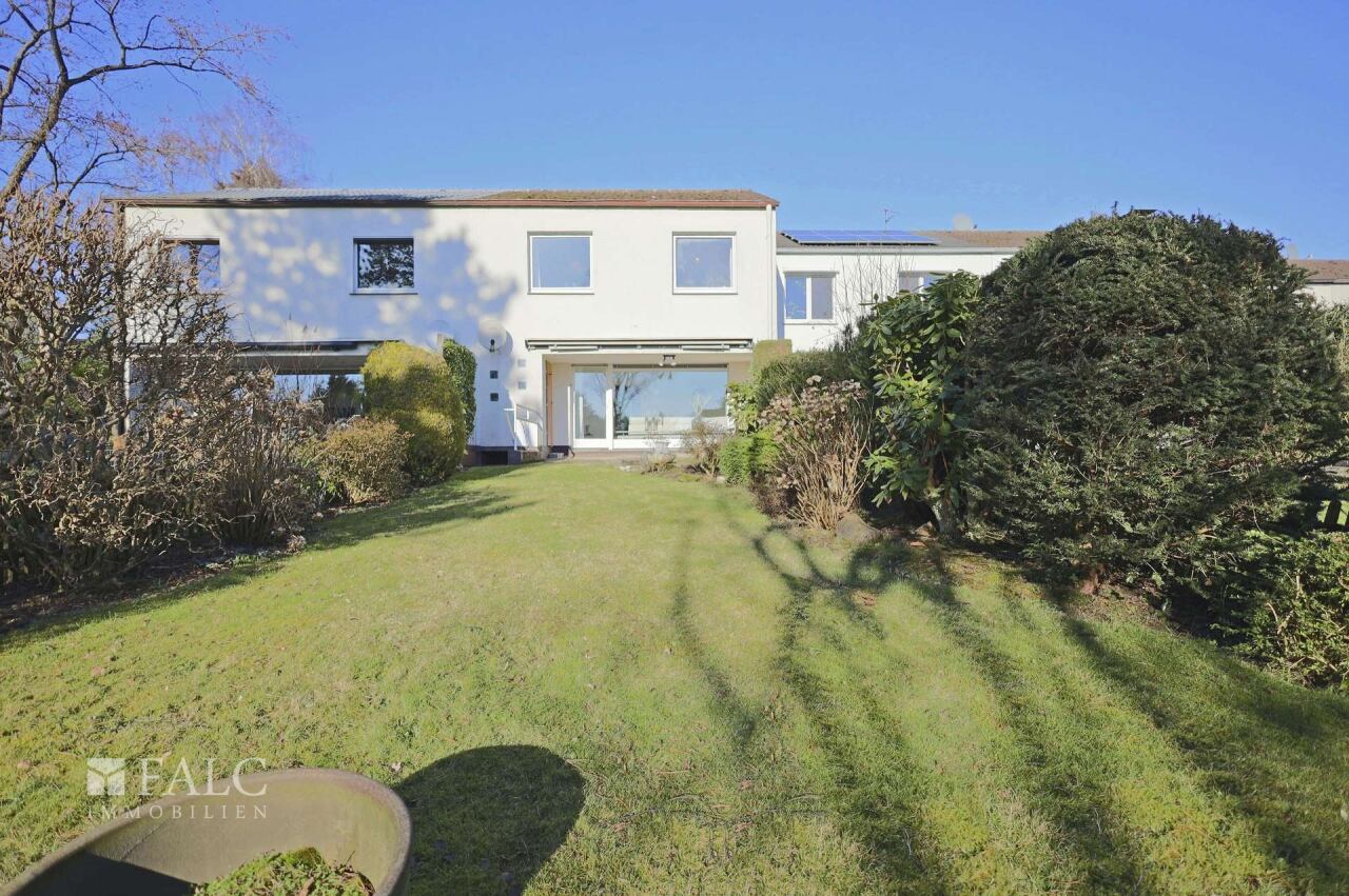 Rückansicht Haus mit Garten Rückansicht Haus mit Garten