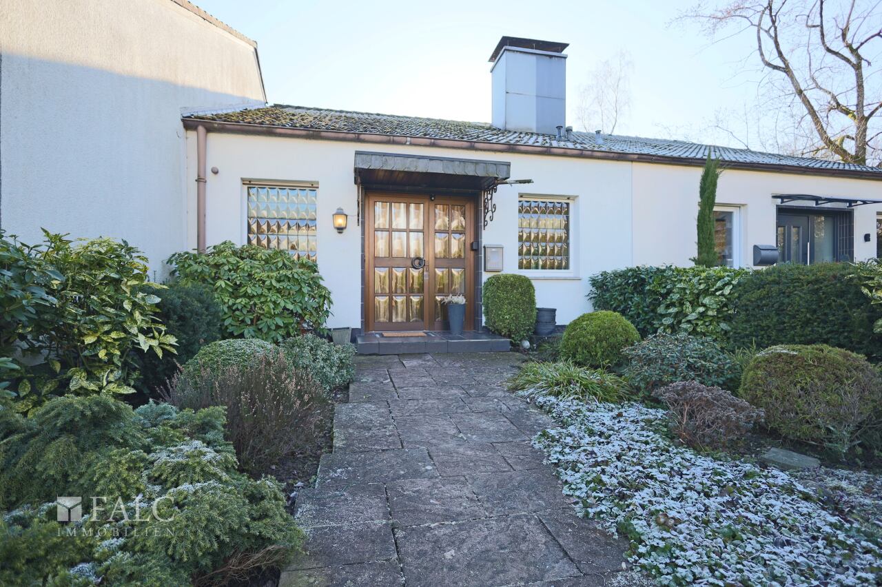 Hauseingang mit Vorgarten Hauseingang mit Vorgarten