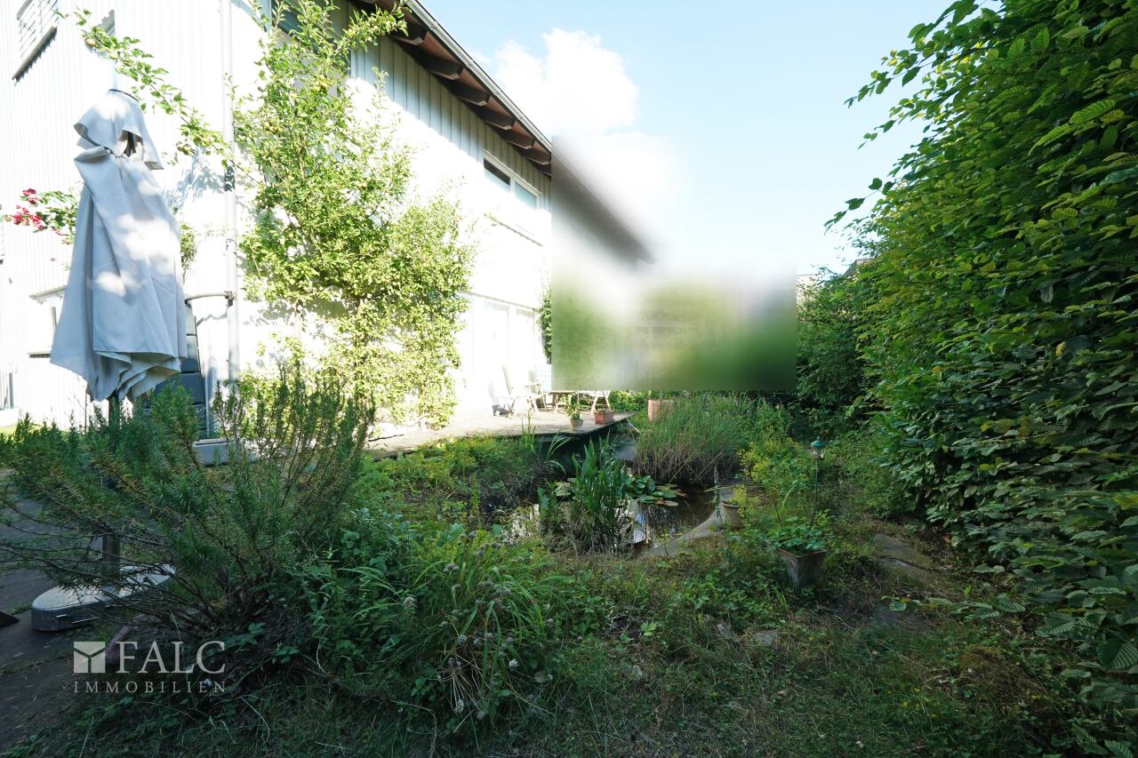 Holzterrasse mit Teich Holzterrasse mit Teich