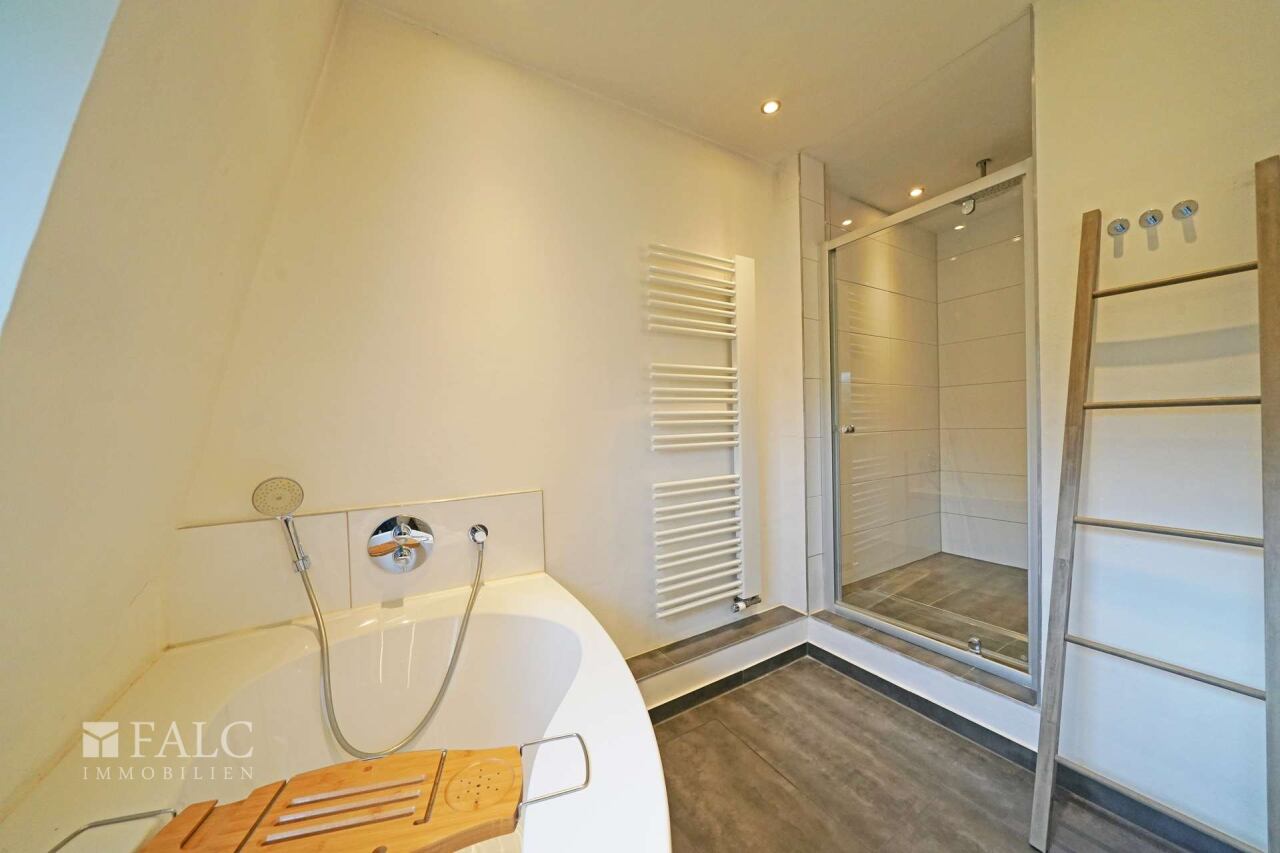 Bad mit Eckbadewanne und geräumiger Dusche Bad mit Eckbadewanne und geräumiger Dusche